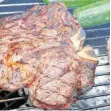  ?? FOTO: DPA ?? Kammsteak auf dem Grillrost: Feuer, Fleisch – und vor allem viel.