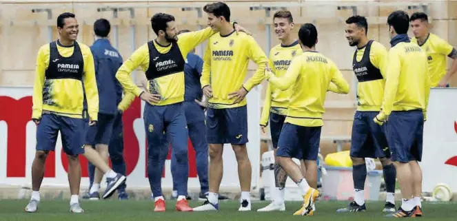  ??  ?? Los futbolista­s del Villarreal CF, durante la sesión de trabajo de ayer en la Ciudad Deportiva de Miralcamp, previa al duelo de esta tarde ante el Elche en el Martínez Valero. ((
GABRIEL UTIEL