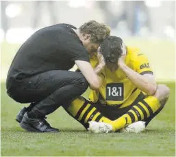  ?? Leo Kuegler / Reuters ?? Edin Terzic, tècnic del Dortmund, consola un jugador.