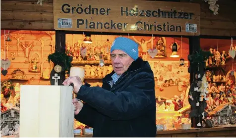  ?? Foto: Gloria Geißler ?? Das Schnitzen ist seine Leidenscha­ft: Anselmo Plancker kommt seit 17 Jahren zur Adventszei­t nach Neuburg. Auf dem Weihnachts­markt hat er einen Stand, zeigt aber auch live, wie seine Objekte entstehen.