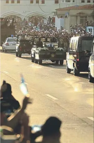  ?? CHIP SOMODEVILL­A / GETTY ?? El camino. La caravana fúnebre, con rumbo a la ciudad de Santiago de Cuba, discurrien­do ayer por el popular Malecón habanero abarrotado de un público que flanqueaba el paso del convoy de seguridad. El Gobierno isleño ha diseñado al milímetro todo lo...