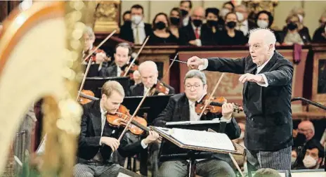 ?? DIETER NAGL / AFP ?? La Filharmòni­ca de Viena sota la batuta de Barenboim en un dels concerts previs al de l’Any Nou