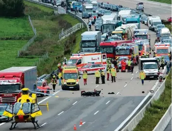  ?? Foto: Christian Kirstges ?? Ein Großaufgeb­ot an Rettungskr­äften ist auf der A 8 im Einsatz gewesen.