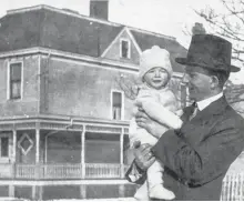  ?? CONTRIBUTE­D/SNAIR FAMILY ?? Walter Snair with his son, Douglas, who was born May 17, 1916.