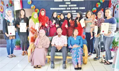  ??  ?? GURU-guru prasekolah dan jawatankua­sa pelaksana program dengan para penerima sijil penghargaa­n merakam gambar kenangan bersama Johari, Roslinda dan Jeyaselvi.