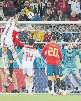  ?? FOTO: JA Gª SIRVENT ?? En-Nesyri supera a Sergio Ramos Acción del segundo gol de Marruecos