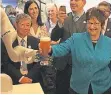  ?? FOTO: FRIN ?? Wirtschaft­sministeri­n Brigitte Zypries lässt sich von einem Kuka-Roboter ein Weizenbier öffnen und servieren – und reicht es danach weiter.