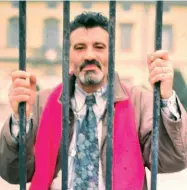  ??  ?? Il passato Santino Salvioni: nella foto non era in carcere ma dietro il cancello del Comune di Stezzano