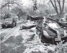  ?? TAMIR KALIFA
The New York Times ?? A fallen tree in Austin, Texas, damaged a vehicle on Thursday.