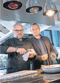  ?? FOTO: SR ?? Genuss-„Tatort“: Jens Stellbrink (Devid Striesow) ist sicher der erste Kommissar, der Austern öffnet, der dubiose Koch Jean Carlinó (Jophi Ries) hilft dabei.