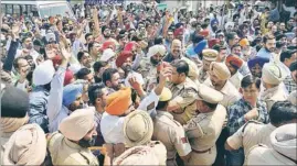  ?? SAMEER SEHGAL/HT ?? Police trying to disperse protesters at the Shivala crossing in Amritsar district on Monday.