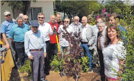  ?? FOTOS: CHRISTIAN GERARDS ?? Tuttlingen­s Oberbürger­meister Michael Beck (mit Spaten) pflanzt vor den Feiern zum 80-jährigen Bestehen von Shavei Zion im Beisein von Amos Fröhlich (vorne links) und der Tuttlinger Delegation zwei Bäume im 1200-Seelen-Dorf.