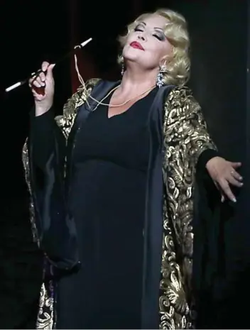  ?? Foto: Ronny Ristok ?? Angelika Milster als Norma Desmond in Webbers Musical „Sunset Boulevard“.