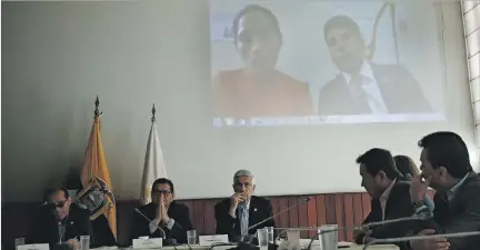  ?? ÁNGELO CHAMBA / EXPRESO ?? Versión. Diana Falcón, junto a su abogado Diego Chimbo, compareció ante la Comisión Tripartita de la Asamblea que investiga la conducta de Espín.