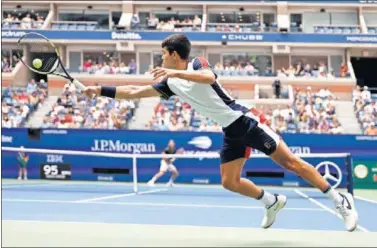  ??  ?? El murciano Carlos Alcaraz resta de revés en su encuentro frente al griego Stefanos Tsitsipas.