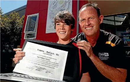  ?? PHOTO: MARTIN DE RUYTER/ FAIRFAX NZ ?? Waimea Intermedia­te pupil Cael Carrington, left receives a special Kelly McGarry Award from Steve McIntyre including a new lap top computer paid for by Craig Boote.