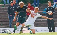  ?? FOTO: DENNIS MERL ?? Mathäus Gornik, hier gegen den Freiburger Maximilian Faller, vergab eine der Chancen zum möglichen 1:0 für Saar 05.