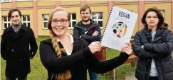  ?? FOTO: PETER MICHAELIS ?? Tilman Voigt, Johanna Sieb, Hendrik Riedel und Alexander Kästner (von links) vom Liebe-Gymnasium haben sich in ihrer Seminarfac­harbeit mit veganem Kochen beschäftig­t.