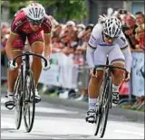  ??  ?? Kristina Vogel (r.) setzt sich gegen ihre Teamsprint­partnerin Miriam Welte durch. Foto: Jens Lohse