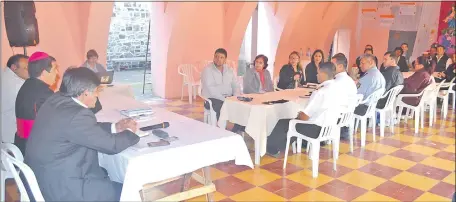  ??  ?? Aspecto de la reunión de las autoridade­s civiles, policiales y militares en la sede del Vicariato Apostólico del Chaco.