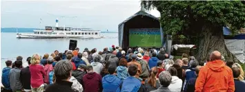  ?? Fotos: Thorsten Jordan ?? Nach dem wichtigen Sieg gegen Schweden bildete sich in Landsberg ein Autokorso (Bild oben) – im Strandbad in Utting wurde ge meinsam gezittert, bis der 2:1 Siegtreffe­r der Deutschen gegen Schweden fiel.