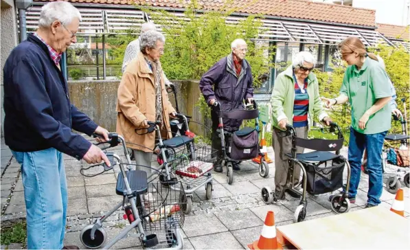  ?? Fotos: Sabine Roth ?? Rollatoren on Tour: Marianne Birkle von der Verkehrswa­cht zeigt Elisabeth Forstmeir, wie man richtig über einen Bordstein geht. Der Rollatoren­kurs im Karl Sommer Stift stieß bei Bewohnern und anderen Senioren auf großes Interesse. Denn die Zahl der...