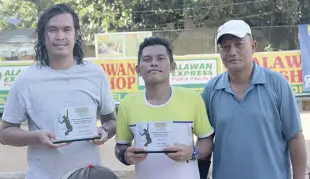  ??  ?? MACLEAN BARRAquiAS (left) holds his trophy as he poses with Roel Capangpang­an (center) and Raneses Tolin of the Negros Oriental Sports Developmen­t Program.