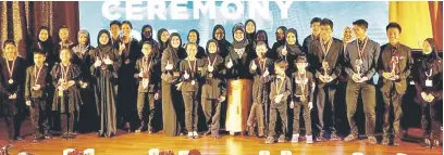  ??  ?? KENANGAN: Fatimah merakam kenangan bersama peserta Majlis Penyampaia­n Anugerah dan Prodigy Recital di Pustaka Negeri semalam.