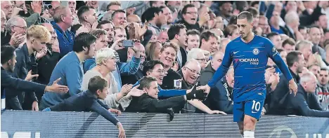  ?? FOTO: AFP ?? Eden Hazard dice que le debe todo A Chelsea: en la foto saluda A varios Aficionado­s Azules en Stamford Dridge.