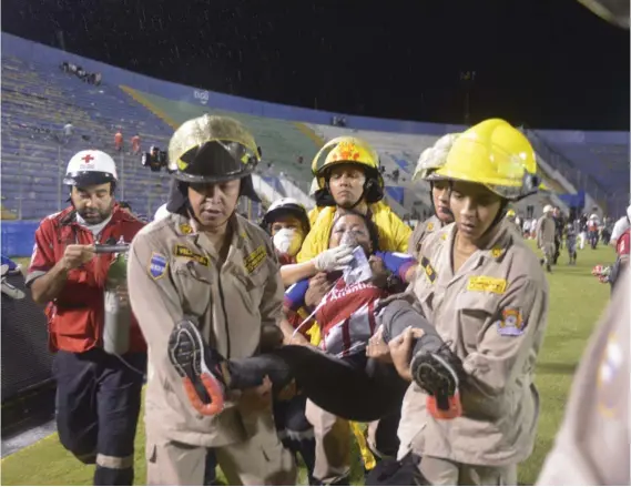  ?? AP ?? Aficionado­s resultaron heridos tanto afuera como adentro del Estadio Nacional de Honduras en la previa del juego Motagua-Olimpia.