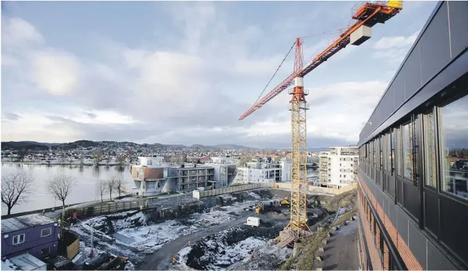  ?? FOTO: TORE ØYVIND MOEN ?? Bildet er tatt fra Klostergat­a 30 og viser byggetomta for Løvborg og Gabler (naermest kamera). Salgsfrist for byggebeslu­tning er i mars.