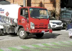  ??  ?? CHOCA pipa en contra de un Toyota sedan en Centro Sur, ante la falta de precaución presuntame­nte, del chofer de la pipa.