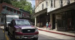  ?? (NWA Democrat-Gazette/Charlie Kaijo) ?? Art galleries and craft shops attract shoppers and tourists along the hilly streets of Eureka Springs, which Mayor Butch Berry calls the “first outdoor shopping center.”