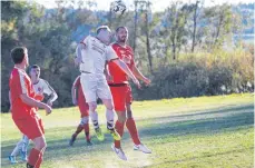  ?? FOTO: KARL-HEINZ BODON ?? Hoßkirchs Marco Schwab (rechts) im Duell mit Bad Saulgaus David Widmann (links)