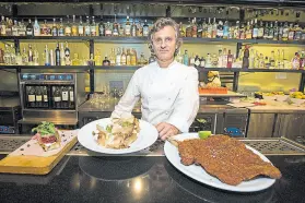  ??  ?? Pablo Massey y (izq.) su milanesa de bife de chorizo con hueso