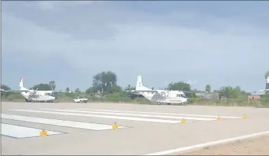  ??  ?? Pista de aterrizaje de Fuerte Olimpo donde se pueden ver las luces portátiles llevadas del aeropuerto de Coronel Oviedo “para mostrar cómo quedarán”, según Aguirre.