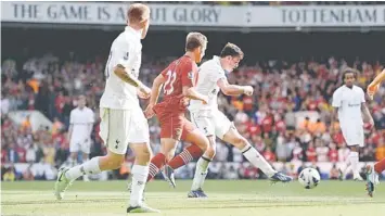  ??  ?? SOCCER-ENGLAND/ Tottenham Hotspur’s Gareth Bale (R) shoots and scores against Southampto­n during their English Premier League soccer match at White Hart Lane in London May 4, 2013. REUTERS/Dylan Martinez (BRITAIN - Tags: SPORT SOCCER) NO USE WITH...