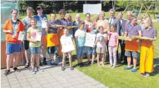  ?? FOTO: CHRISTOPH WARTENBERG ?? Die Schüler der beiden ausgezeich­neten Schulen freuen sich zusammen mit ihren Rektorinne­n und dem Stiftungsv­orstand.