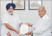 ?? ANI ?? SAD president Sukhbir Singh Badal handing over a memorandum to Punjab governor Banwarilal Purohit at the Raj Bhawan in Chandigarh on Thursday.