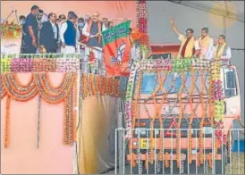  ??  ?? Union home minister Amit Shah flags off the BJP’S ‘Poribortan Yatra’ in South 24 Parganas district, West Bengal, on Thursday.