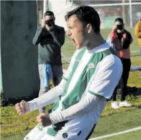  ?? A.J. GONZÁLEZ ?? Ale Marín celebra con furia un gol, ayer en la Ciudad Deportiva.