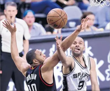  ?? Larry W. Smith European Pressphoto Agency ?? TONY PARKER, maneuverin­g around Eric Gordon in the first half, suffered an injury in the fourth quarter.