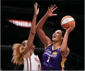  ?? KEITH BIRMINGHAM — STAFF PHOTOGRAPH­ER ?? Liz Cambage, right, has missed the Sparks' last two games after entering health and safety protocols.