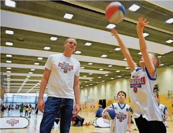  ?? FOTO: JENSEN/DPA ?? Henning Harnisch beobachtet in der Max-Schmeling-Halle in Berlin ein Kind bei einem Ballwurf. Die „kinder + Sport Basketball Academy“wurde maßgeblich von Harnisch mitentwick­elt.