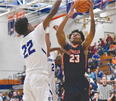  ?? WORSOM ROBINSON/FOR THE SUN-TIMES ?? Anthony Roberts (23) has been a key player for Oak Park, which jumped back into the rankings.