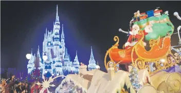  ??  ?? Arriba: Los personajes clásicos de Disney visten sus mejores galas navideñas. Sobre estas líneas: Santa Claus culmina el desfile. Izquierda: No pueden faltar los personajes de “Frozen”.