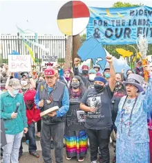  ?? REUTERS ?? Grupos indígenas
protestaro­n frente a la Casa Blanca