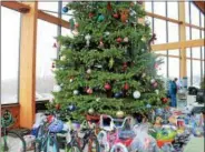  ?? CHARLES PRITCHARD — ONEIDA DAILY DISPATCH ?? Presents sit under the tree for Share a Caring Christmas on Dec. 2, 2017.