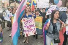  ?? TWITTER ?? Mujeres latinas transexual­es en la sexta marcha de esa comunidad en Jackson Heights, Queens.