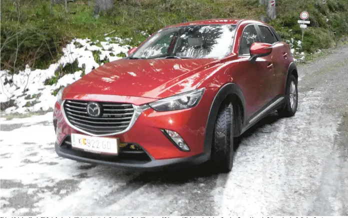  ??  ?? Bisher blieb dem Mazda CX-3 ein fordernder Wintertest wetterbedi­ngt erspart. Erste Kilometer auf Schnee und Eis boten aber keinen Grund zur Beunruhigu­ng im Rahmen der physikalis­chen Gesetze